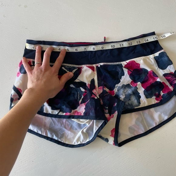 Lululemon Speed Up Low-Rise Lined Shorts - Picture 3 of 4